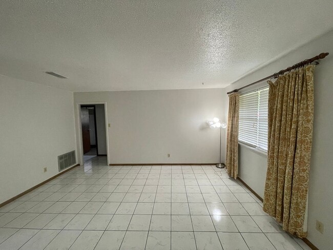 Building Photo - New Listing!