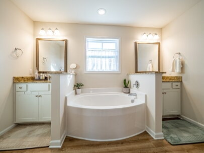 Building Photo - HUGE Owner's Suite!