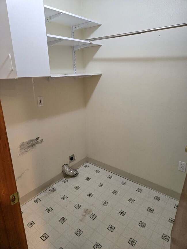 Building Photo - Large lot with tons of storage !  3 br , 2 bth + office+ 2  Car-garage + 2 Wooden Sheds