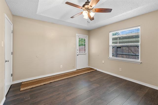 Building Photo - 721 Oakwood Ln