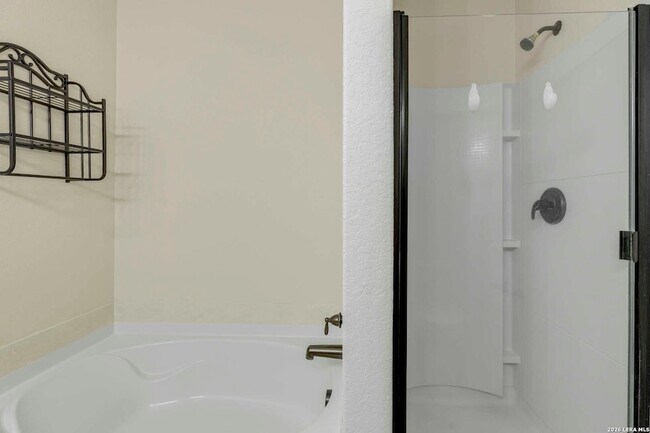 Building Photo - 322 Walnut Crest