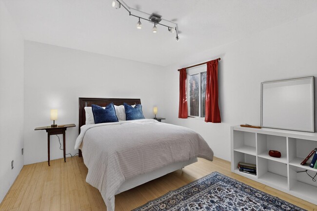 Building Photo - 1640 Stanford Dr SE