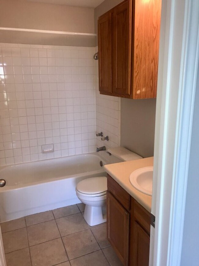 Building Photo - Wonderful 3 bedroom 2 bath Duplex