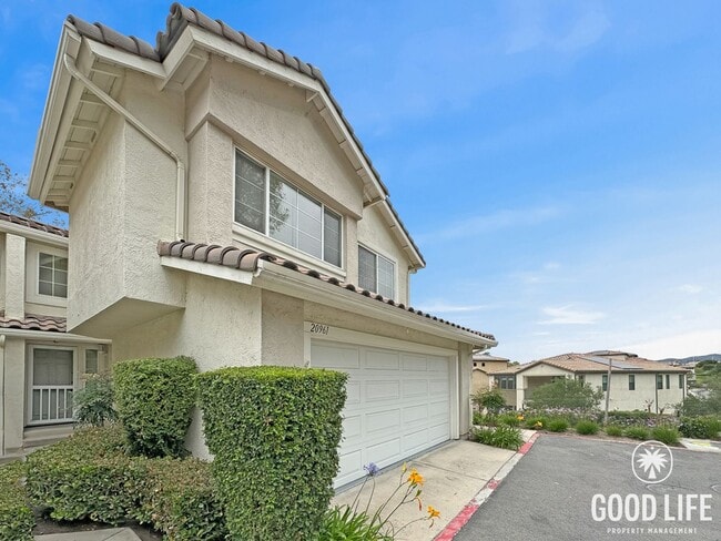 Building Photo - Fully Renovated End-Unit 3BD/2.5BA in Lake Forest with Views, Private Yard & 2-Car Garage