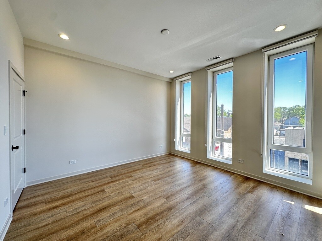 Building Photo - 6340 W Belmont Ave