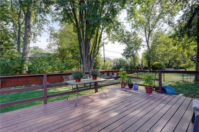 Building Photo - 984 Danby Dr