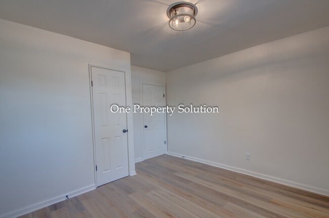 Building Photo - 825 E 14th Ave