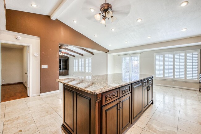 Building Photo - Beautiful House with 4 bed - 2 baths - office & covered big Jacuzzi