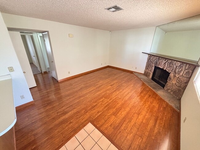 Building Photo - Gorgeous 2BED/2BATH Condo nestled in a Roc...