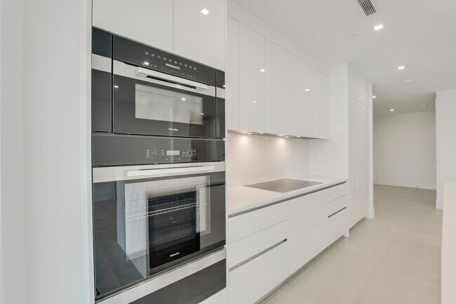 Building Photo - 220 Lake Shore Dr