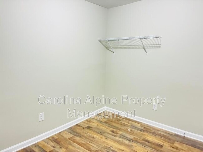 Building Photo - 611 S Mountain St