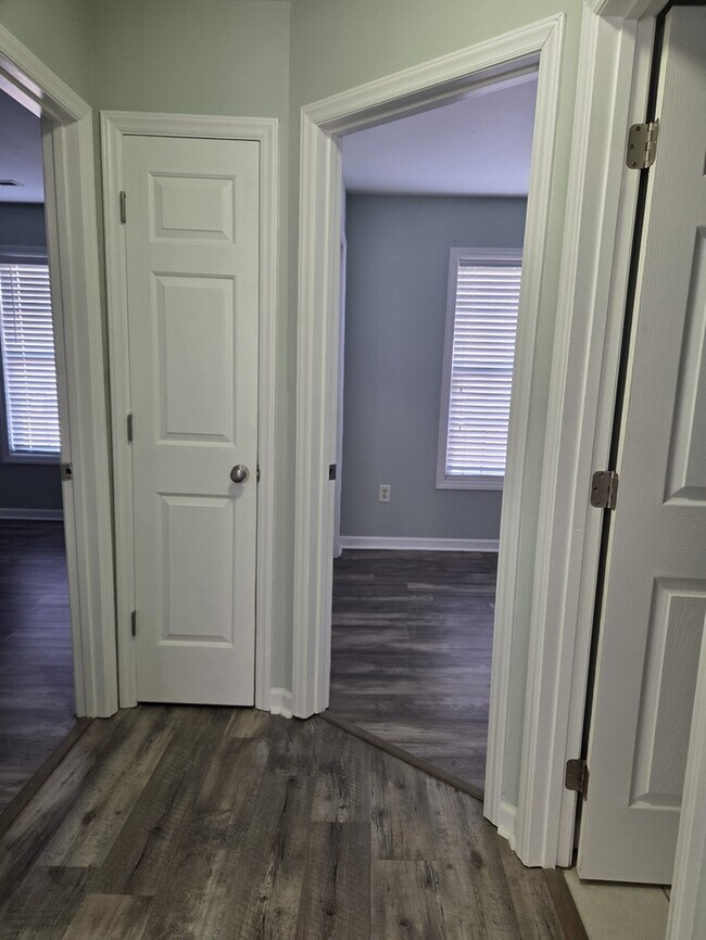 Building Photo - Charming 3 Bedroom/2 Bath