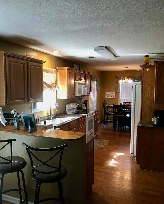 Building Photo - 3 Bed 2 Bath House