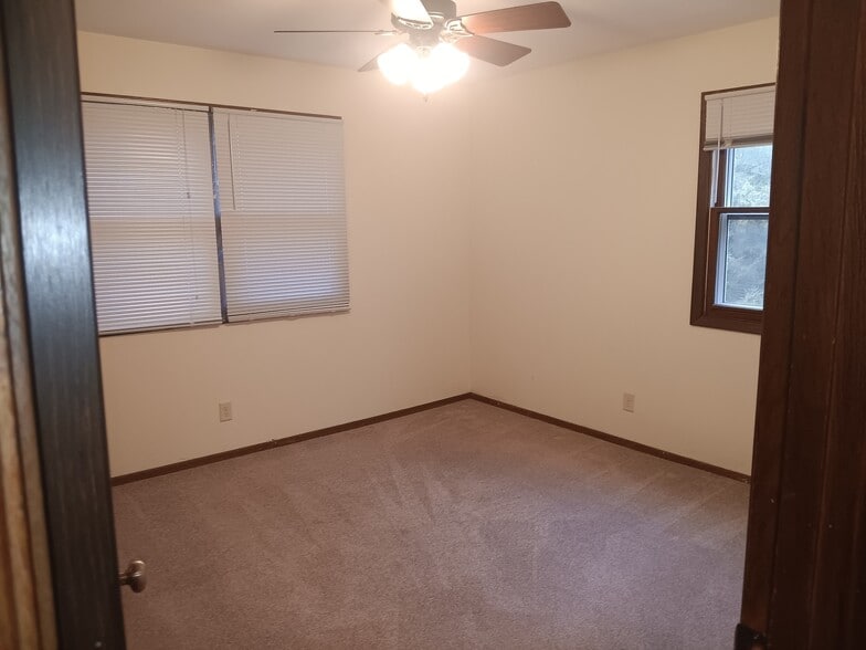 Building Photo - 117 Hilly Oak Dr