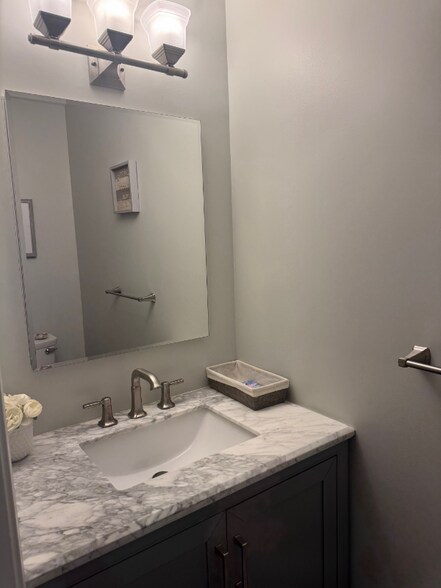 Building Photo - 301 Alexandra Ct