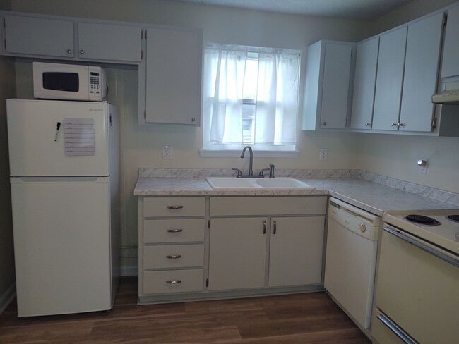Building Photo - Charming 2 bedroom with enormous backyard.