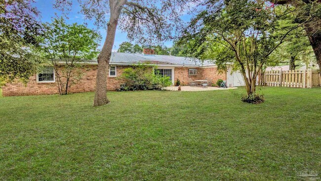 Building Photo - 2 Manor Dr