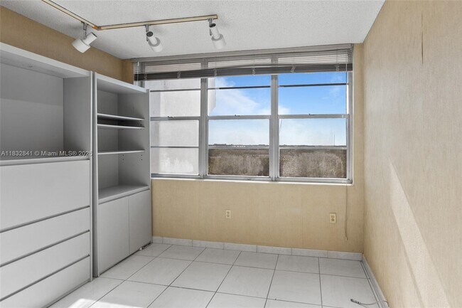 Building Photo - 1200 St Charles Pl