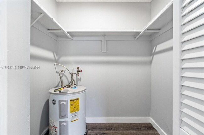 Building Photo - 15205 NE 6th Ave