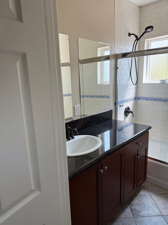 Building Photo - 2071 Vista Del Mar Ave