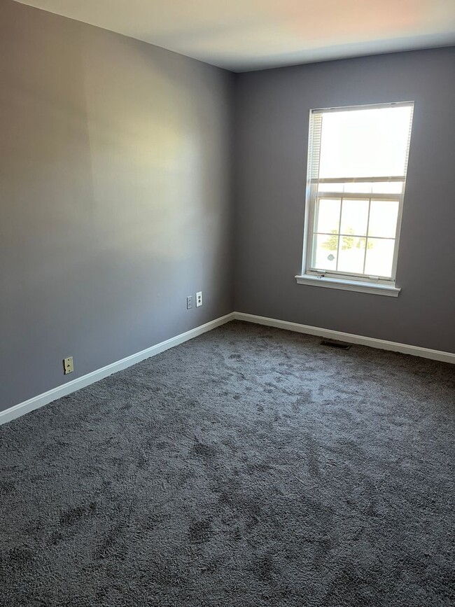 Building Photo - 3 bedroom, 2.5 bathroom townhouse in the q...