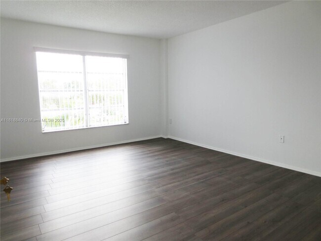 Building Photo - 4164 Inverrary Dr