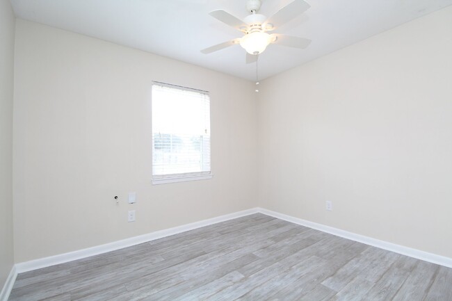 Building Photo - 3BR/2BA with Upgrades in Desirable Locatio...