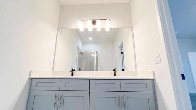 Building Photo - AVAILABLE NOW! 4 BD/2BA Home in Beautiful Palm Bay!! Wonderful home ready for move-in.