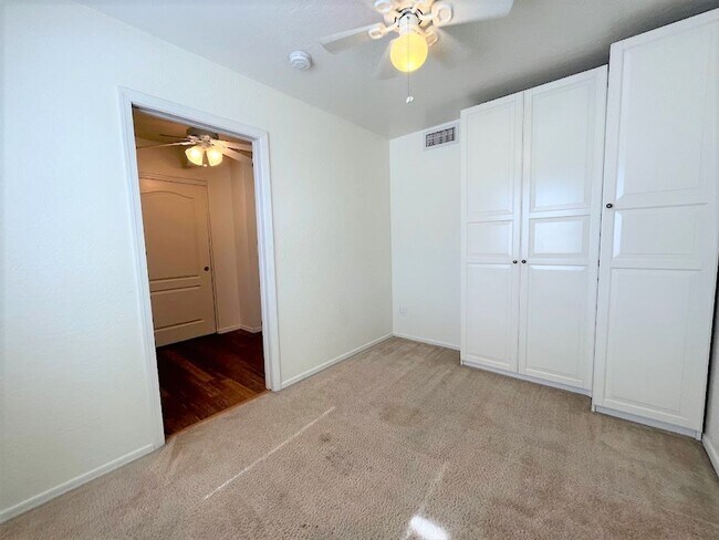 Building Photo - Two bdrm Townhome for RENT in Paradise Val...
