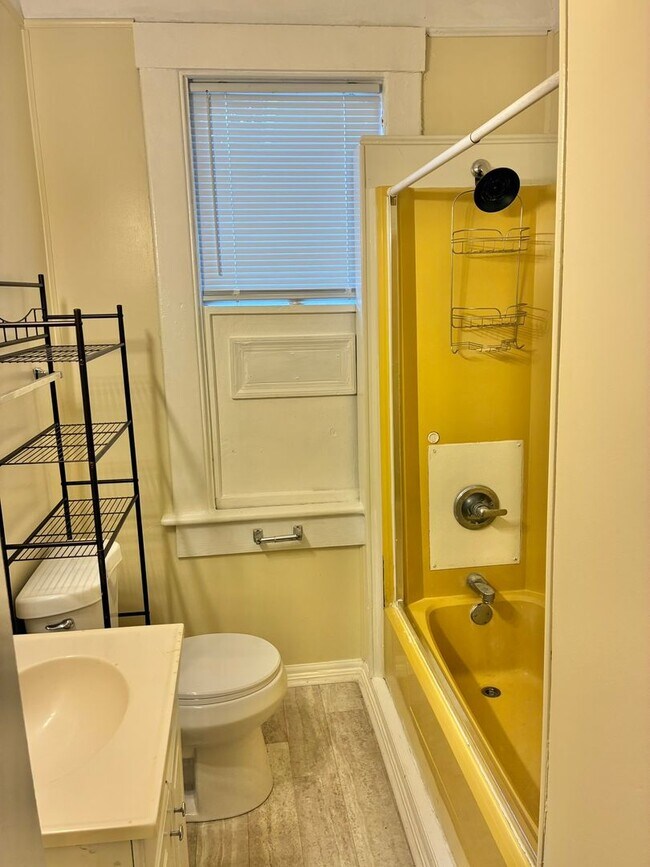 Building Photo - Charming 1BR Efficiency in Summerville Near Downtown & Hospitals