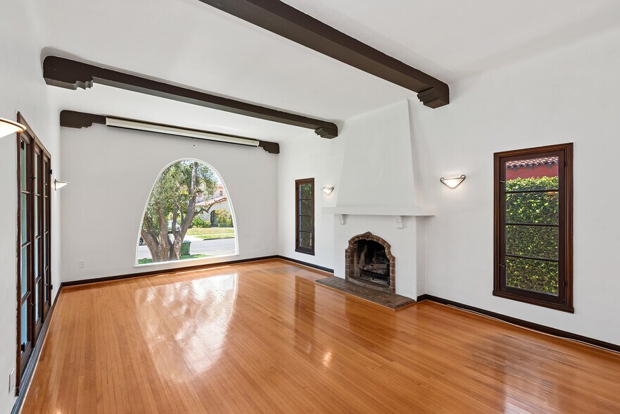 Building Photo - 10733 Wellworth Ave