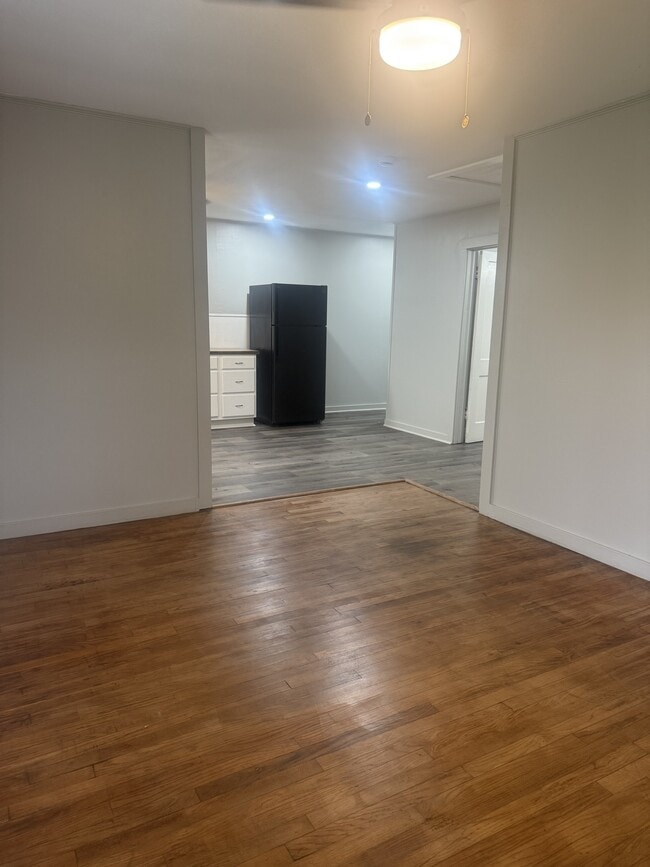 Building Photo - 916 E 6th St