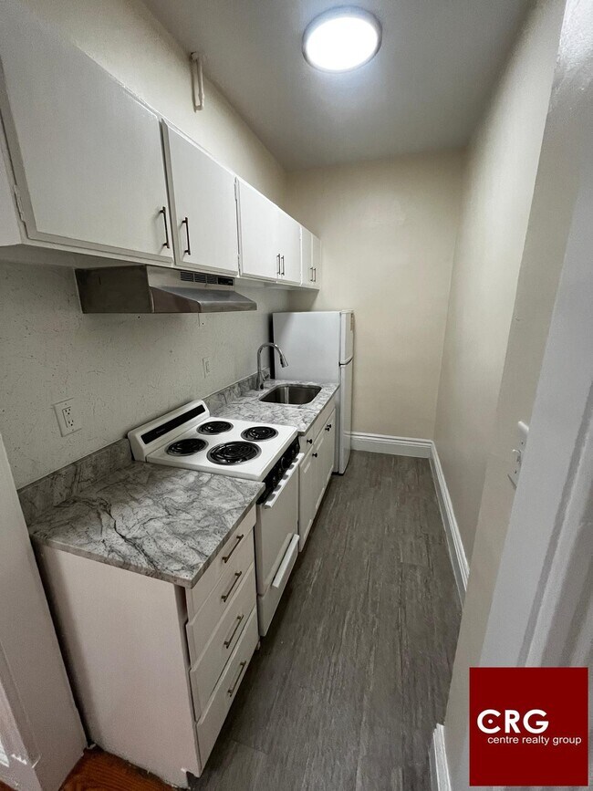 Building Photo - 33 Park Dr