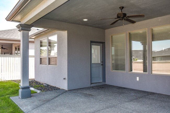 Building Photo - Single-Story Home in Horn Rapids Golfing C...