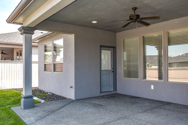 Building Photo - Spacious 3-bedroom 2 bath in the Golfing C...