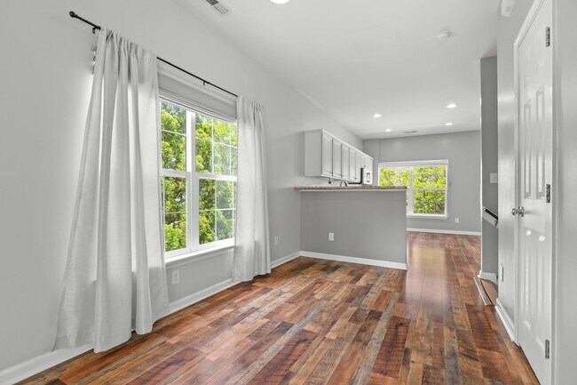 Building Photo - End-unit 2 Bedroom Townhome