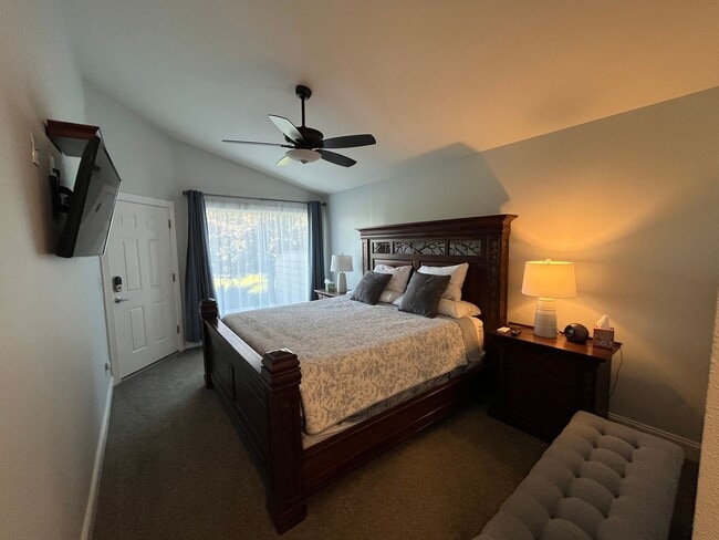 Building Photo - 2 Bed 2 Bath Unfurnished Golf Course Townhouse