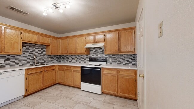 Building Photo - ALL TILE 3 BEDROOM DUPLEX ONLY $1,350 BY A...
