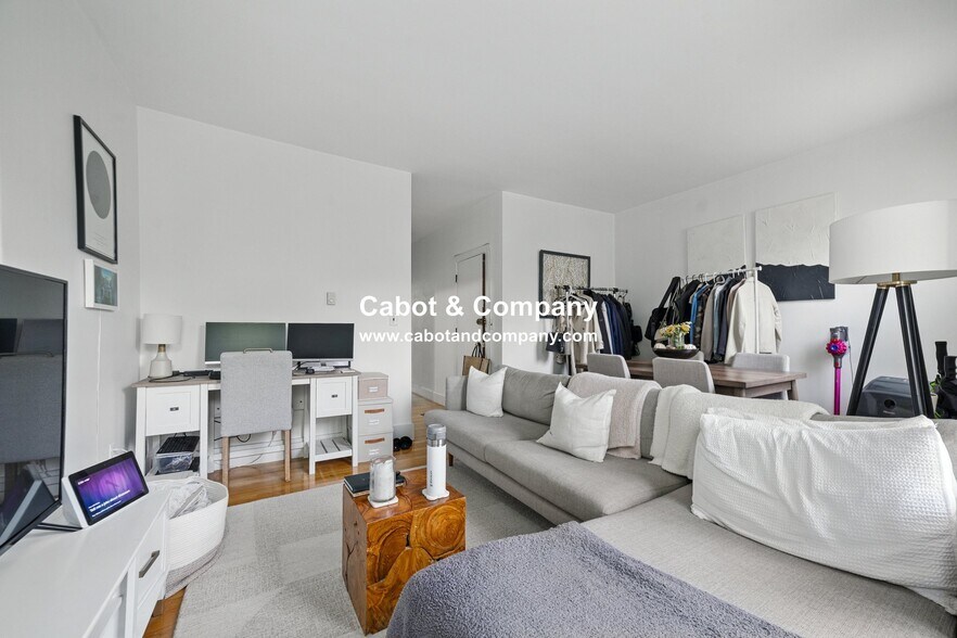 Building Photo - 104 Appleton St