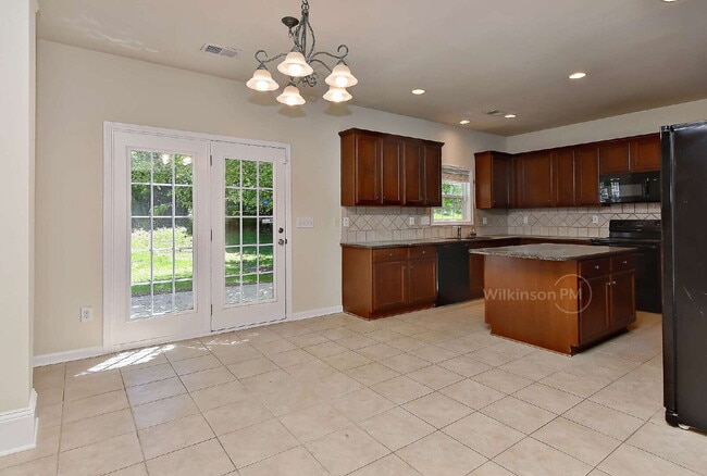 Building Photo - Luxurious 5 Bedroom 3.5 Bathroom for Rent ...