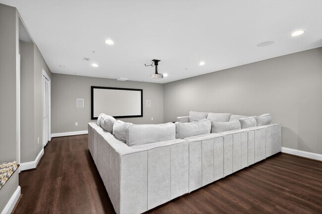 Building Photo - 4 Bed, 4.5 Bath Single Family Home in Clar...