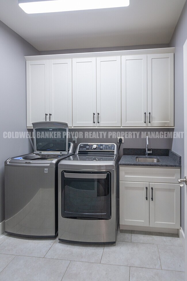 Building Photo - 9618 Shooting Star Cir