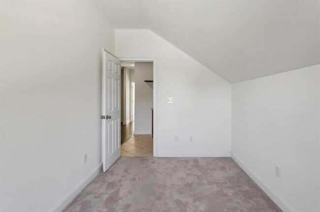 Building Photo - 546 Highland Ave NE