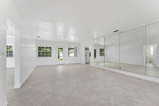 Building Photo - 5015 S Olive Ave