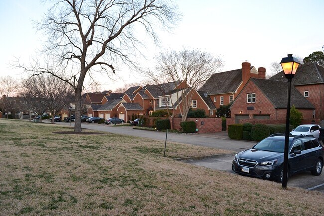Building Photo - 1305 Llewellyn Ave