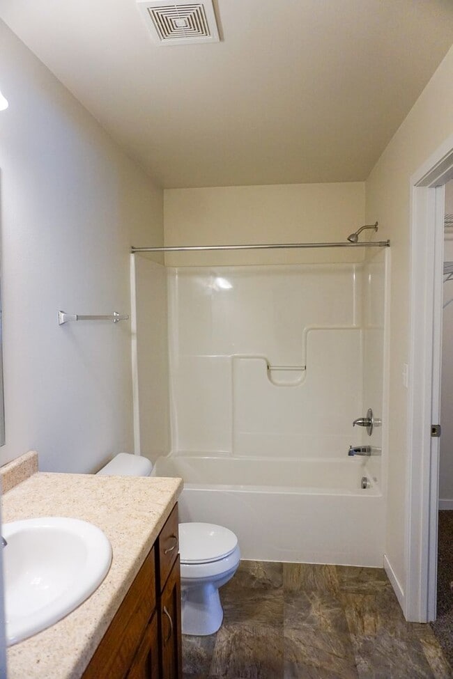 Building Photo - 3 Bed 2 Bath Twin Home