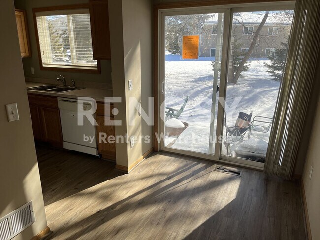 Building Photo - Available August 8 - 2 Bed/1.5 Bath Townhome in Prior Lake
