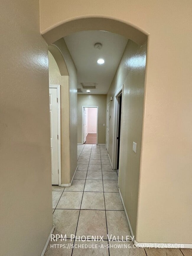 Building Photo - 2305 W Carter Rd