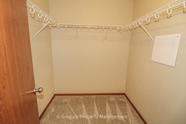 Building Photo - Bright and Spacious 5 bed Home - Steps from Martha Lake Airport!