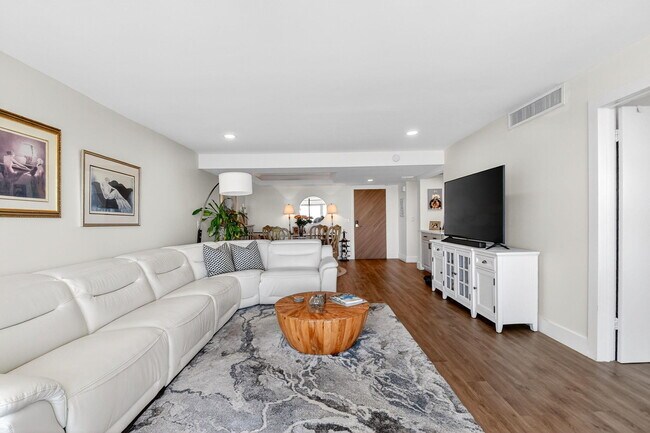 Building Photo - 3589 S Ocean Blvd